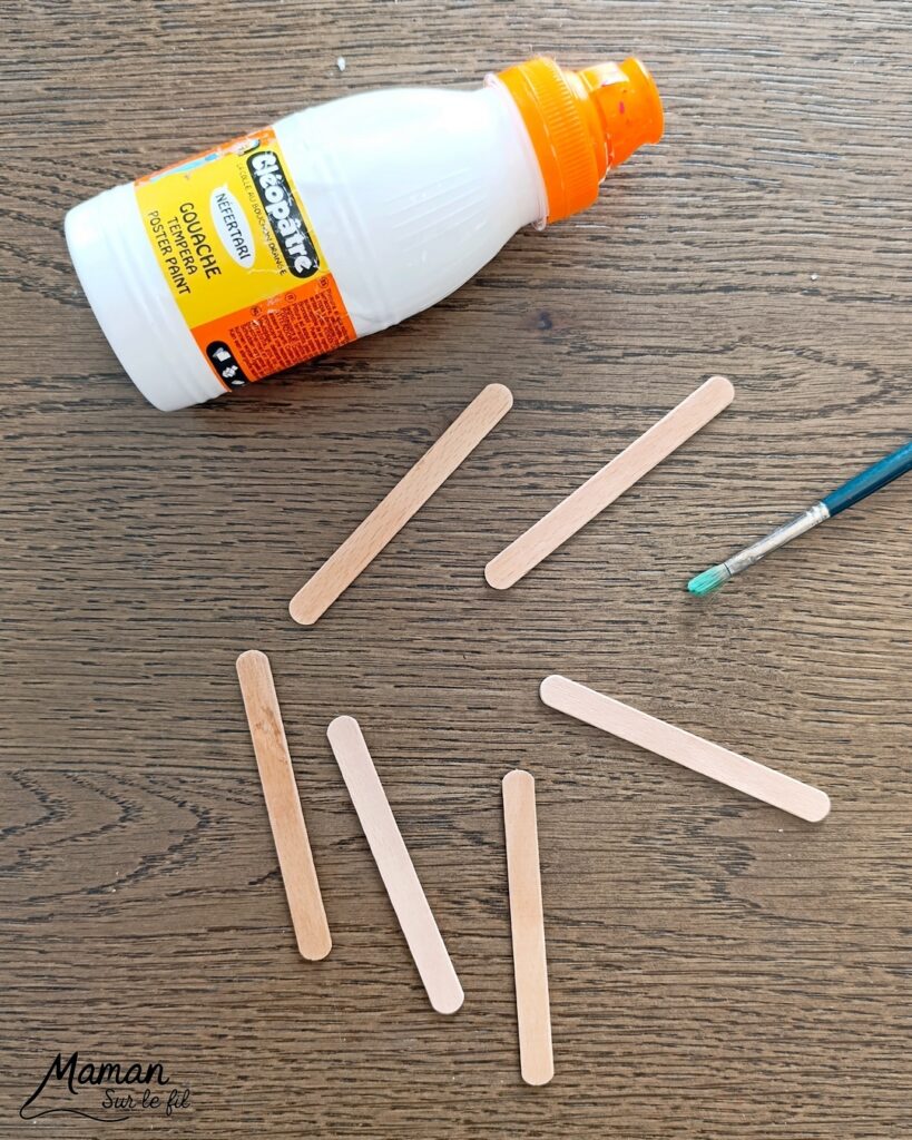 Fabriquer des renards polaires avec des bâtonnets de glace en bois : activité créative, récup' et manuelle enfants - Recyclage, surcyclage de bâtonnets de glace - Peinture, feutrine, pompons et yeux mobiles pour les détails - Version arctique et hivernale des renards roux - Cadeau à offrir Fait maison - Bricolage facile et rigolo - Thème animaux du froid, de la banquise, neige, pôles, hiver - Bricolage et décoration sympa et facile - Arts visuels maternelle et élémentaire - Cycles 1 et 2 - Créativité - tutoriel photos - mslf