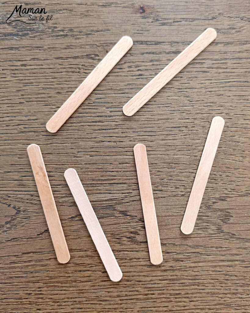 Fabriquer des renards polaires avec des bâtonnets de glace en bois : activité créative, récup' et manuelle enfants - Recyclage, surcyclage de bâtonnets de glace - Peinture, feutrine, pompons et yeux mobiles pour les détails - Version arctique et hivernale des renards roux - Cadeau à offrir Fait maison - Bricolage facile et rigolo - Thème animaux du froid, de la banquise, neige, pôles, hiver - Bricolage et décoration sympa et facile - Arts visuels maternelle et élémentaire - Cycles 1 et 2 - Créativité - tutoriel photos - mslf