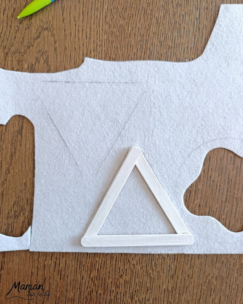 Fabriquer des renards polaires avec des bâtonnets de glace en bois : activité créative, récup' et manuelle enfants - Recyclage, surcyclage de bâtonnets de glace - Peinture, feutrine, pompons et yeux mobiles pour les détails - Version arctique et hivernale des renards roux - Cadeau à offrir Fait maison - Bricolage facile et rigolo - Thème animaux du froid, de la banquise, neige, pôles, hiver - Bricolage et décoration sympa et facile - Arts visuels maternelle et élémentaire - Cycles 1 et 2 - Créativité - tutoriel photos - mslf