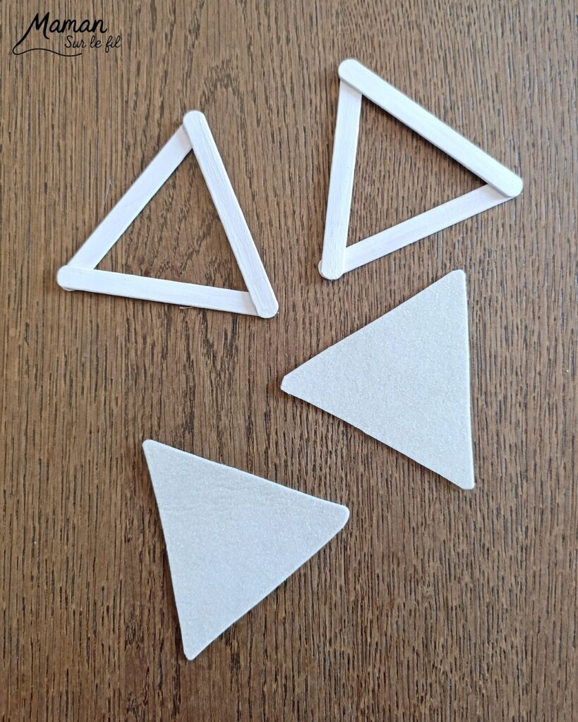 Fabriquer des renards polaires avec des bâtonnets de glace en bois : activité créative, récup' et manuelle enfants - Recyclage, surcyclage de bâtonnets de glace - Peinture, feutrine, pompons et yeux mobiles pour les détails - Version arctique et hivernale des renards roux - Cadeau à offrir Fait maison - Bricolage facile et rigolo - Thème animaux du froid, de la banquise, neige, pôles, hiver - Bricolage et décoration sympa et facile - Arts visuels maternelle et élémentaire - Cycles 1 et 2 - Créativité - tutoriel photos - mslf