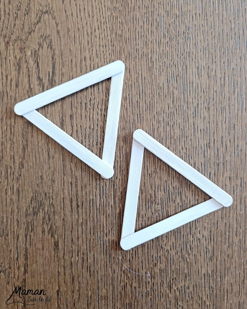 Fabriquer des renards polaires avec des bâtonnets de glace en bois : activité créative, récup' et manuelle enfants - Recyclage, surcyclage de bâtonnets de glace - Peinture, feutrine, pompons et yeux mobiles pour les détails - Version arctique et hivernale des renards roux - Cadeau à offrir Fait maison - Bricolage facile et rigolo - Thème animaux du froid, de la banquise, neige, pôles, hiver - Bricolage et décoration sympa et facile - Arts visuels maternelle et élémentaire - Cycles 1 et 2 - Créativité - tutoriel photos - mslf