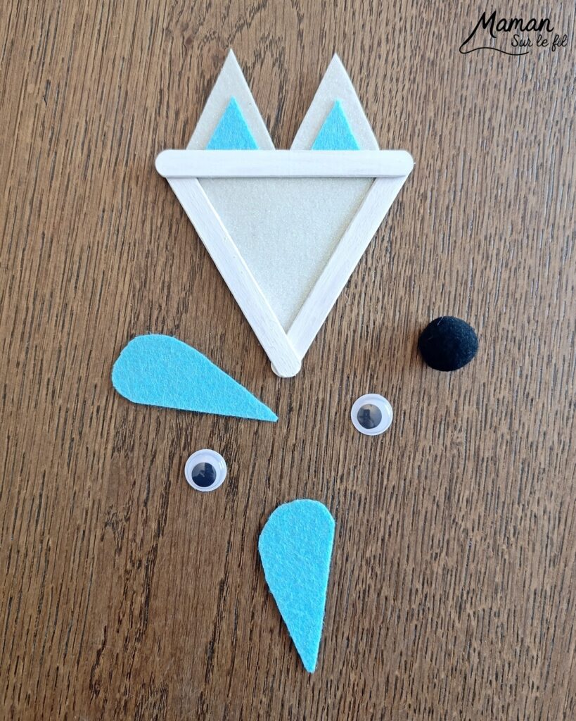 Fabriquer des renards polaires avec des bâtonnets de glace en bois : activité créative, récup' et manuelle enfants - Recyclage, surcyclage de bâtonnets de glace - Peinture, feutrine, pompons et yeux mobiles pour les détails - Version arctique et hivernale des renards roux - Cadeau à offrir Fait maison - Bricolage facile et rigolo - Thème animaux du froid, de la banquise, neige, pôles, hiver - Bricolage et décoration sympa et facile - Arts visuels maternelle et élémentaire - Cycles 1 et 2 - Créativité - tutoriel photos - mslf