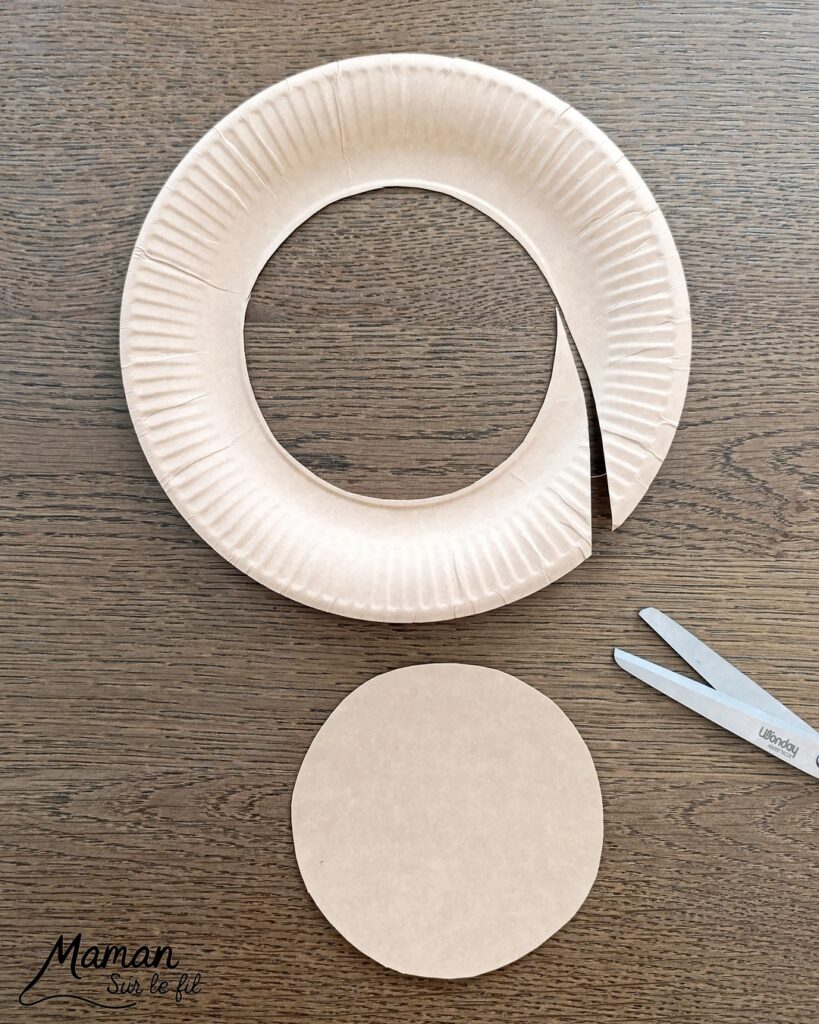 Retourne la crêpe : Jeu DIY pour la Chandeleur : activité créative, récup' et manuelle enfants - Crêpes et poêle fabriquées avec des assiettes en carton - Découpage, peinture- dessin - Bricolage pour la dinette et jeu pour travailler la motricité : cuis et retourne la crêpe avec la poêle - Jeu fait maison- Bricolage facile, mignon et rigolo - Thème Hiver, Chandeleur, goûters rigolos, gourmandises sucrées, anniversaires - Bricolage et décoration sympa et facile - Arts visuels maternelle et élémentaire - Cycles 1 et 2 - Créativité - tutoriel photos et vidéo - mslf