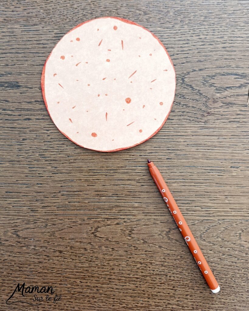 Retourne la crêpe : Jeu DIY pour la Chandeleur : activité créative, récup' et manuelle enfants - Crêpes et poêle fabriquées avec des assiettes en carton - Découpage, peinture- dessin - Bricolage pour la dinette et jeu pour travailler la motricité : cuis et retourne la crêpe avec la poêle - Jeu fait maison- Bricolage facile, mignon et rigolo - Thème Hiver, Chandeleur, goûters rigolos, gourmandises sucrées, anniversaires - Bricolage et décoration sympa et facile - Arts visuels maternelle et élémentaire - Cycles 1 et 2 - Créativité - tutoriel photos et vidéo - mslf