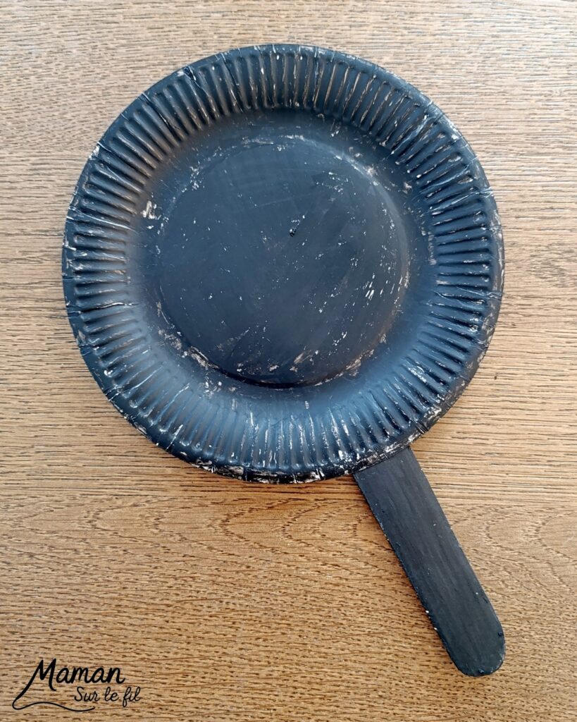 Retourne la crêpe : Jeu DIY pour la Chandeleur : activité créative, récup' et manuelle enfants - Crêpes et poêle fabriquées avec des assiettes en carton - Découpage, peinture- dessin - Bricolage pour la dinette et jeu pour travailler la motricité : cuis et retourne la crêpe avec la poêle - Jeu fait maison- Bricolage facile, mignon et rigolo - Thème Hiver, Chandeleur, goûters rigolos, gourmandises sucrées, anniversaires - Bricolage et décoration sympa et facile - Arts visuels maternelle et élémentaire - Cycles 1 et 2 - Créativité - tutoriel photos et vidéo - mslf