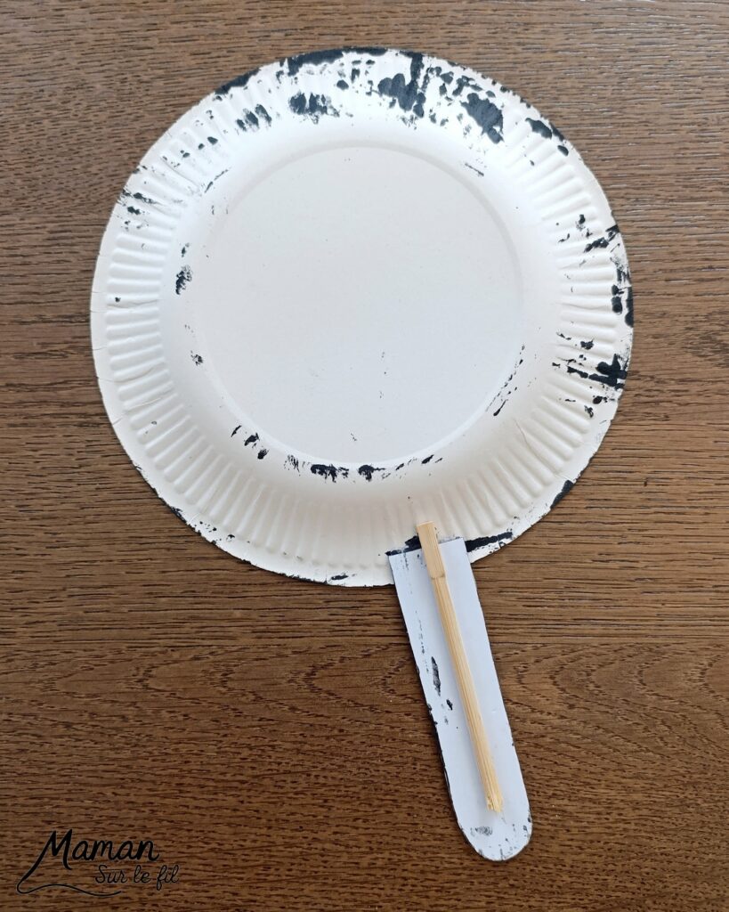 Retourne la crêpe : Jeu DIY pour la Chandeleur : activité créative, récup' et manuelle enfants - Crêpes et poêle fabriquées avec des assiettes en carton - Découpage, peinture- dessin - Bricolage pour la dinette et jeu pour travailler la motricité : cuis et retourne la crêpe avec la poêle - Jeu fait maison- Bricolage facile, mignon et rigolo - Thème Hiver, Chandeleur, goûters rigolos, gourmandises sucrées, anniversaires - Bricolage et décoration sympa et facile - Arts visuels maternelle et élémentaire - Cycles 1 et 2 - Créativité - tutoriel photos et vidéo - mslf