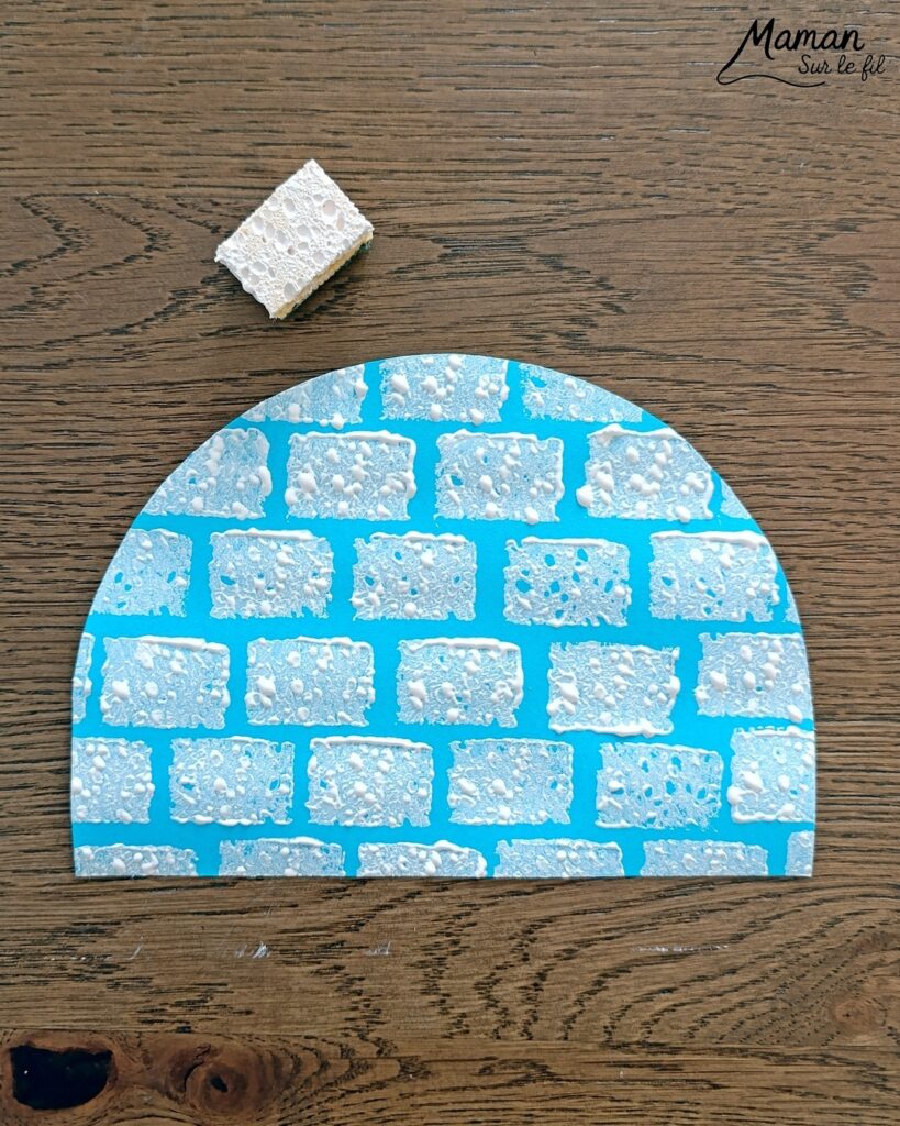 Peindre un igloo avec une éponge : activité créative, peinture et manuelle enfants - Technique de peinture ludique - Effet neige et briques grâce à une éponge - Découpage, collage - Relief grâce à des adhésifs double face en mousse - Graphismes et dessins - Bricolage facile et rigolo - Thème igloos, inuits, esquimaux, banquise, neige, pôle Arctique et Antarctique, hiver - Bricolage et décoration sympa et facile - Arts visuels maternelle et élémentaire - Cycles 1 et 2 - Créativité - tutoriel photos et vidéo - mslf