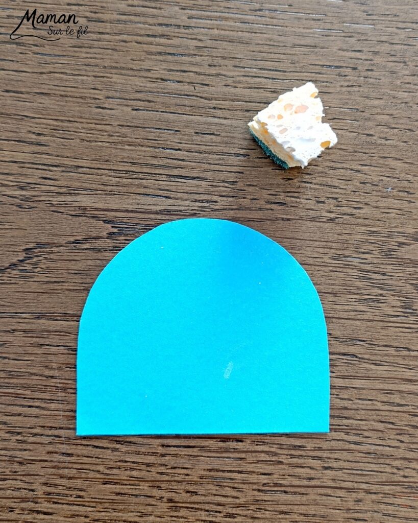 Peindre un igloo avec une éponge : activité créative, peinture et manuelle enfants - Technique de peinture ludique - Effet neige et briques grâce à une éponge - Découpage, collage - Relief grâce à des adhésifs double face en mousse - Graphismes et dessins - Bricolage facile et rigolo - Thème igloos, inuits, esquimaux, banquise, neige, pôle Arctique et Antarctique, hiver - Bricolage et décoration sympa et facile - Arts visuels maternelle et élémentaire - Cycles 1 et 2 - Créativité - tutoriel photos et vidéo - mslf