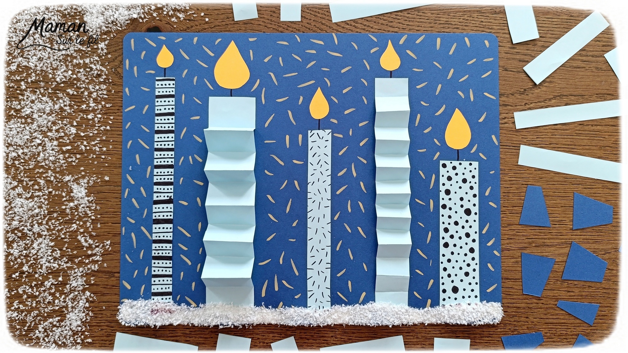 Créer une carte avec des bougies hivernales en papier, pliées en accordéon et décorées de graphismes : activité créative et manuelle enfants - Découpage, pliage et collage de papier - Pliage en accordéon - Dessins et graphismes noirs - Contraste avec couleurs hivernales - Sur lit de fausse neige - Bricolage joli et décoration DIY et facile - Bricolage Fait maison, décoration - Thème Noël, fêtes de fin d'année, cartes de voeux, hiver, cocooning - Bricolage sympa et facile - Arts visuels Maternelle et cycle 2 - Maternelle et élémentaire - Créativité - Cycle 1 ou 2 - tutoriel photos - mslf