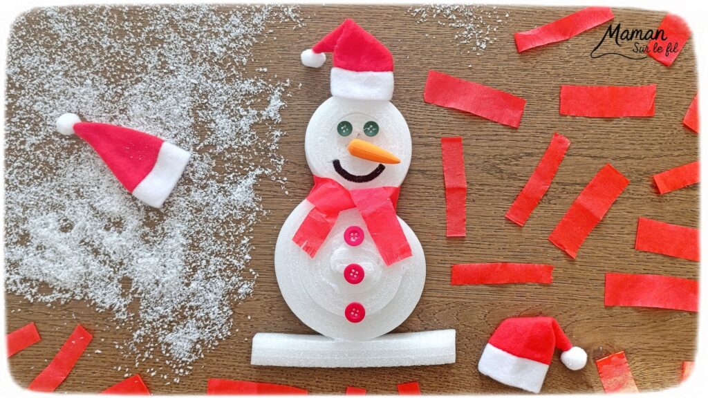 Fabriquer un bonhomme de neige avec des bandes de polystyrène de récup' - activité créative et manuelle enfants - Recyclage, surcyclage de bandes de polystyrène récupérées dans un colis - Bricolage, collage - Détails avec boutons, papier crépon, carotte, fil chenille et bonnet de Père Noël - Bricolage et décoration DIY - Bricolage Fait maison, décoration - Thème Hiver, froid, neige, Noël - Bricolage sympa et facile - Arts visuels Maternelle et cycle 2 - Maternelle et élémentaire - Créativité - Cycle 1 ou 2 - tutoriel photos - mslf