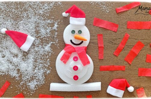 Fabriquer un bonhomme de neige avec des bandes de polystyrène de récup' - activité créative et manuelle enfants - Recyclage, surcyclage de bandes de polystyrène récupérées dans un colis - Bricolage, collage - Détails avec boutons, papier crépon, carotte, fil chenille et bonnet de Père Noël - Bricolage et décoration DIY - Bricolage Fait maison, décoration - Thème Hiver, froid, neige, Noël - Bricolage sympa et facile - Arts visuels Maternelle et cycle 2 - Maternelle et élémentaire - Créativité - Cycle 1 ou 2 - tutoriel photos - mslf