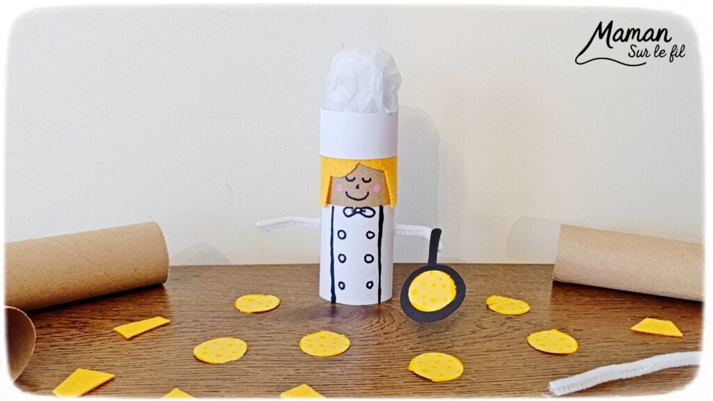 Fabriquer un cuisinier qui fait des crêpes pour la Chandeleur : activité créative, récup' et manuelle enfants - Recyclage, surcyclage de rouleau de papier toilette, PQ, en carton - Papier, feutrine pour les cheveux, papier de soie pour la toque - Dessin - Boulanger en action - Bricolage facile, mignon et rigolo - Thème Hiver, Chandeleur, goûters rigolos, gourmandises sucrées - Bricolage et décoration sympa et facile - Arts visuels maternelle et élémentaire - Cycles 1 et 2 - Créativité - tutoriel photos - mslf