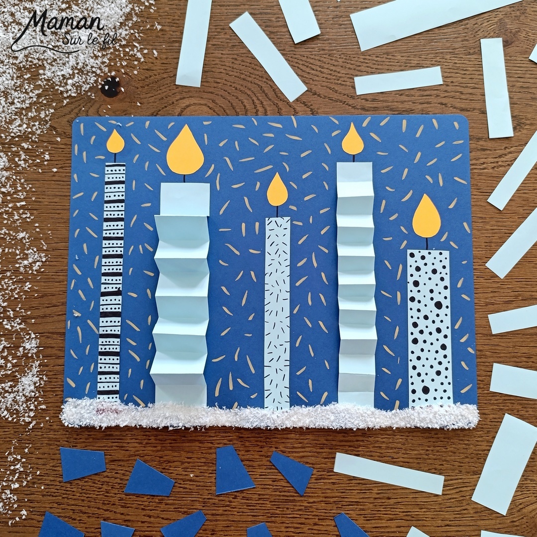 Créer une carte avec des bougies hivernales en papier, pliées en accordéon et décorées de graphismes : activité créative et manuelle enfants - Découpage, pliage et collage de papier - Pliage en accordéon - Dessins et graphismes noirs - Contraste avec couleurs hivernales - Sur lit de fausse neige - Bricolage joli et décoration DIY et facile - Bricolage Fait maison, décoration - Thème Noël, fêtes de fin d'année, cartes de voeux, hiver, cocooning - Bricolage sympa et facile - Arts visuels Maternelle et cycle 2 - Maternelle et élémentaire - Créativité - Cycle 1 ou 2 - tutoriel photos - mslf