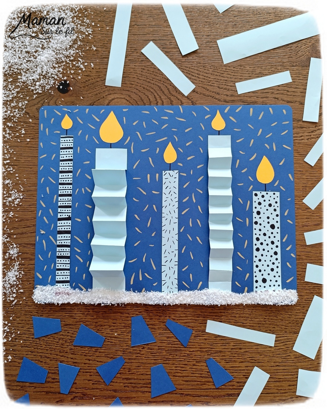 Créer une carte avec des bougies hivernales en papier, pliées en accordéon et décorées de graphismes : activité créative et manuelle enfants - Découpage, pliage et collage de papier - Pliage en accordéon - Dessins et graphismes noirs - Contraste avec couleurs hivernales - Sur lit de fausse neige - Bricolage joli et décoration DIY et facile - Bricolage Fait maison, décoration - Thème Noël, fêtes de fin d'année, cartes de voeux, hiver, cocooning - Bricolage sympa et facile - Arts visuels Maternelle et cycle 2 - Maternelle et élémentaire - Créativité - Cycle 1 ou 2 - tutoriel photos - mslf