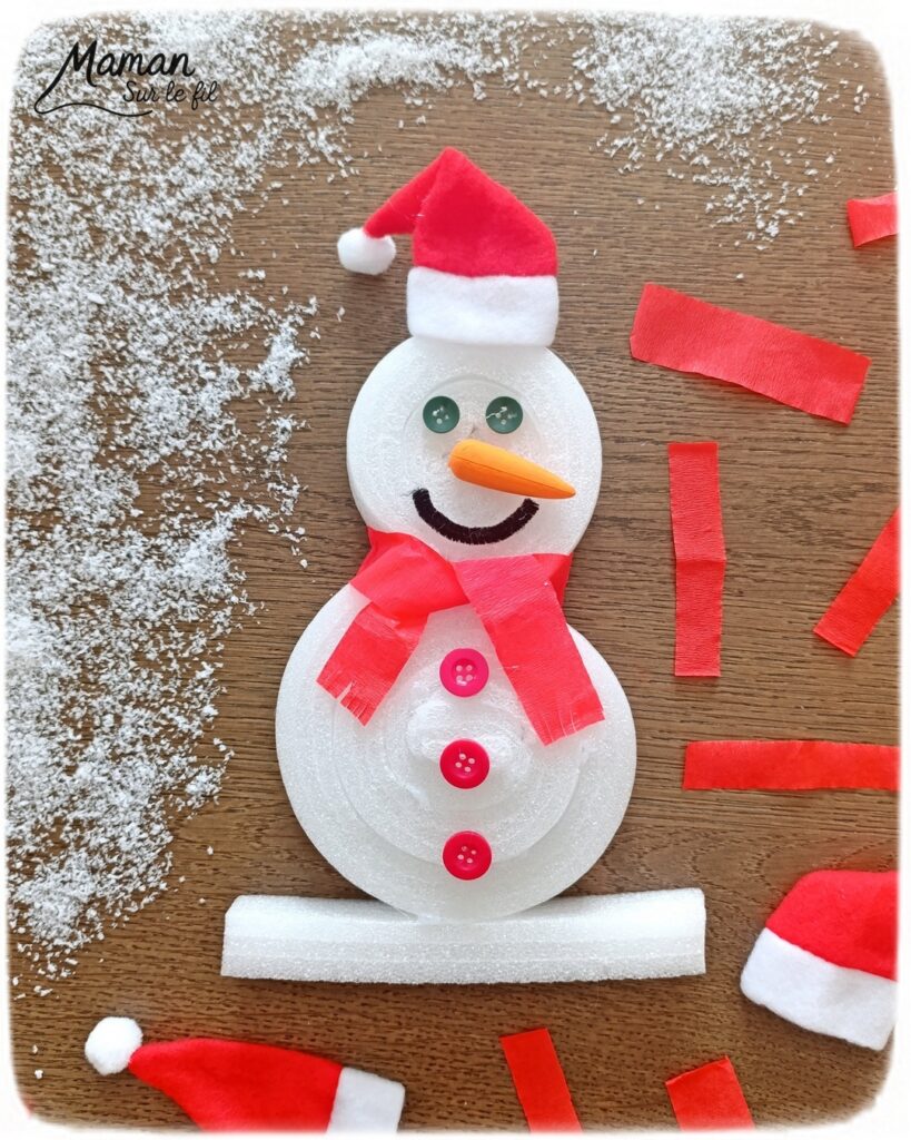 Fabriquer un bonhomme de neige avec des bandes de polystyrène de récup' - activité créative et manuelle enfants - Recyclage, surcyclage de bandes de polystyrène récupérées dans un colis - Bricolage, collage - Détails avec boutons, papier crépon, carotte, fil chenille et bonnet de Père Noël - Bricolage et décoration DIY - Bricolage Fait maison, décoration - Thème Hiver, froid, neige, Noël - Bricolage sympa et facile - Arts visuels Maternelle et cycle 2 - Maternelle et élémentaire - Créativité - Cycle 1 ou 2 - tutoriel photos - mslf