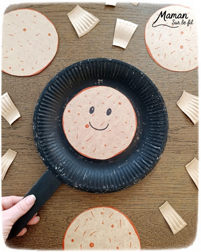 Retourne la crêpe : Jeu DIY pour la Chandeleur : activité créative, récup' et manuelle enfants - Crêpes et poêle fabriquées avec des assiettes en carton - Découpage, peinture- dessin - Bricolage pour la dinette et jeu pour travailler la motricité : cuis et retourne la crêpe avec la poêle - Jeu fait maison- Bricolage facile, mignon et rigolo - Thème Hiver, Chandeleur, goûters rigolos, gourmandises sucrées, anniversaires - Bricolage et décoration sympa et facile - Arts visuels maternelle et élémentaire - Cycles 1 et 2 - Créativité - tutoriel photos et vidéo - mslf