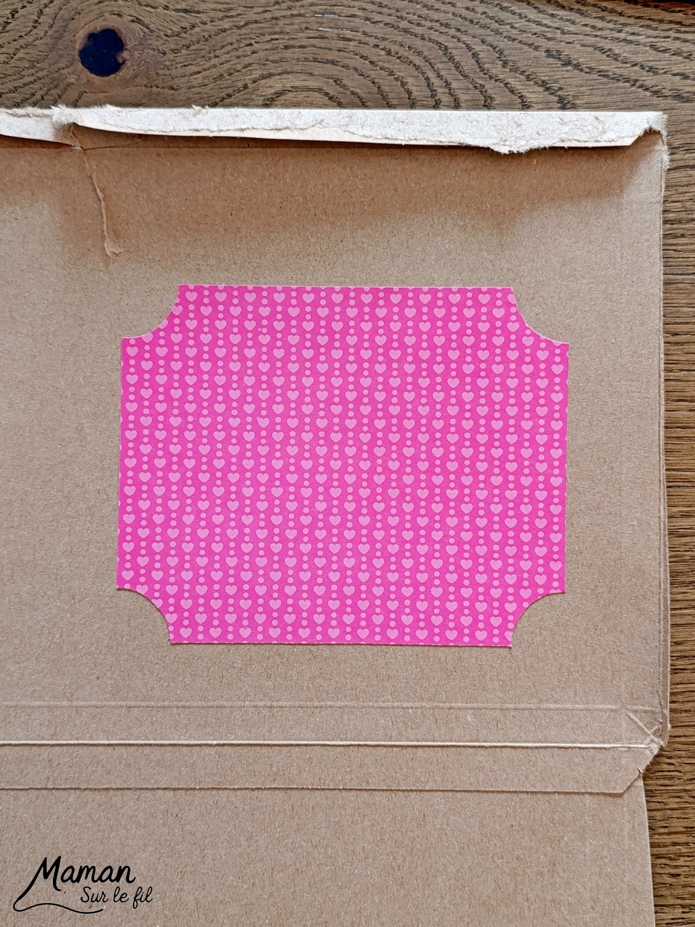 Fabriquer un tableau Couple de lièvres amoureux en récup' et présentation du nouveau magazine Petite Salamandre : activité créative, récup' et manuelle et lecture enfants - Recyclage, surcyclage d'une boite à oeufs et de carton - Découpage et collage de papier et de carton - Bricolage simple avec papier plein d'amour - Magazine Petite Salamandre parfaits pour les petits amoureux de la nature et des animaux 4 à 7 ans - Maternelle - 3 version pour tout âge - Complet et qualitatif - Reportages, belles photos, BD, jeux, activités manuelles... - Bricolage et décoration DIY et facile - Bricolage Fait maison, décoration - Thème Saint Valentin, amour, amitié, animaux de la forêt et campagne, nature - Bricolage sympa et facile - Arts visuels Maternelle et cycle 2 - Maternelle et élémentaire - Créativité et lecture jeunesse - Cycle 1 ou 2 - tutoriel photos - mslf