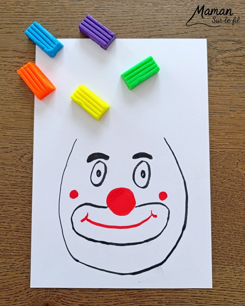 Créer un clown aux cheveux fous en pâte à modeler fluo étalée au doigt : activité créative, sensoriel et manuelle enfants - Dessin d'une tête de clown aux feutres noir et rouge - Cheveux multicolore créés en étalant des boules de pâte à modeler - Motricité fine, musculation des doigts, sensoriel - Bricolage facile, coloré et rigolo - Thème Carnaval, Mardi-Gras, cirque, anniversaire et fêtes - Bricolage et décoration sympa et facile - Arts visuels maternelle et élémentaire - Cycles 1 et 2 - Créativité - tutoriel photos et vidéo - mslf