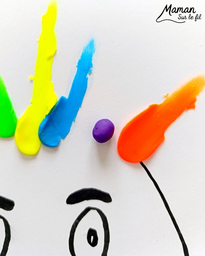 Créer un clown aux cheveux fous en pâte à modeler fluo étalée au doigt : activité créative, sensoriel et manuelle enfants - Dessin d'une tête de clown aux feutres noir et rouge - Cheveux multicolore créés en étalant des boules de pâte à modeler - Motricité fine, musculation des doigts, sensoriel - Bricolage facile, coloré et rigolo - Thème Carnaval, Mardi-Gras, cirque, anniversaire et fêtes - Bricolage et décoration sympa et facile - Arts visuels maternelle et élémentaire - Cycles 1 et 2 - Créativité - tutoriel photos et vidéo - mslf