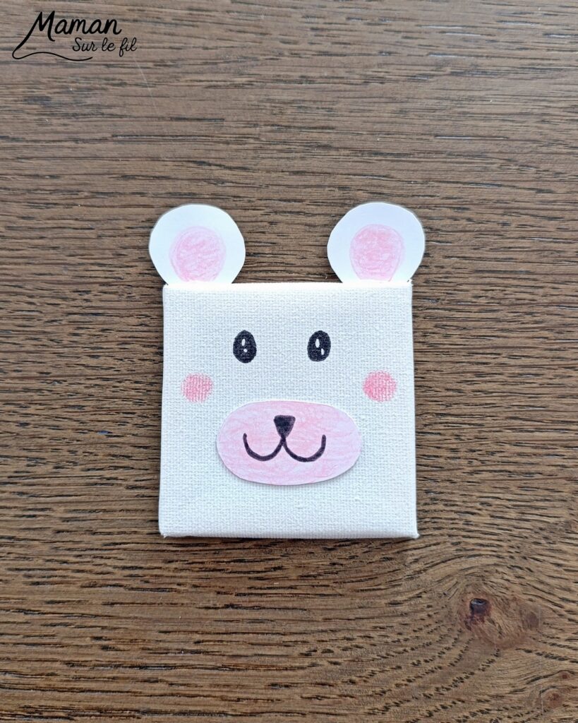 Créer un ours polaire à partir d'un mini tableau : activité créative, récup' et manuelle enfants - Mini toile et mini chevalet pour créer une tête d'ours blanc - Découpage, collage, coloriage, dessin - Cadeau à offrir Fait maison - Bricolage et décoration facile et rigolo - Thème animaux du froid, de la banquise, neige, pôles, hiver - Bricolage et décoration sympa et facile - Arts visuels maternelle et élémentaire - Cycles 1 et 2 - Créativité - tutoriel photos - mslf