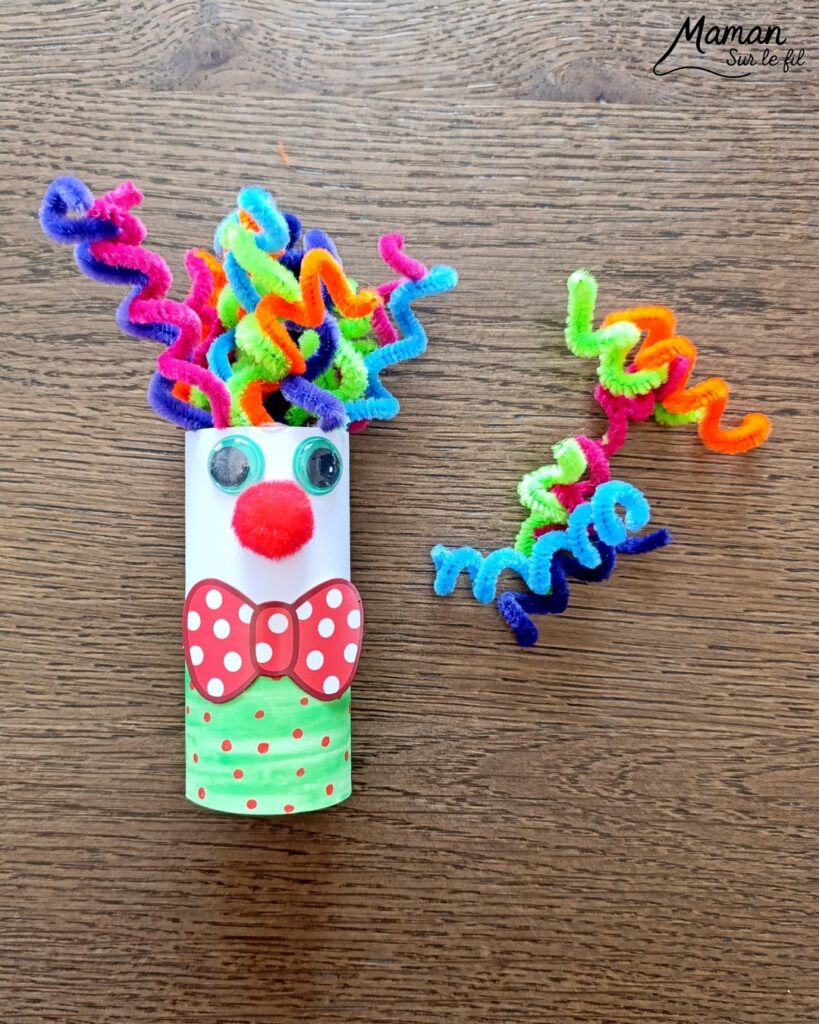 Fabriquer un clown aux cheveux avec un rouleau de PQ en carton : activité créative, récup', peinture et manuelle enfants - Recyclage, surcyclage d'un rouleau de papier toilette - Peindre une bande de papier avec peinture fluo - Pompon pour le nez - Cheveux frisés avec des fils chenille ondulé - Yeux mobiles, noeud papillon en carton - Bricolage facile, coloré et rigolo - Thème Carnaval, Mardi-Gras, cirque, anniversaire et fêtes - Bricolage et décoration sympa et facile - Arts visuels maternelle et élémentaire - Cycles 1 et 2 - Créativité - tutoriel photos - mslf
