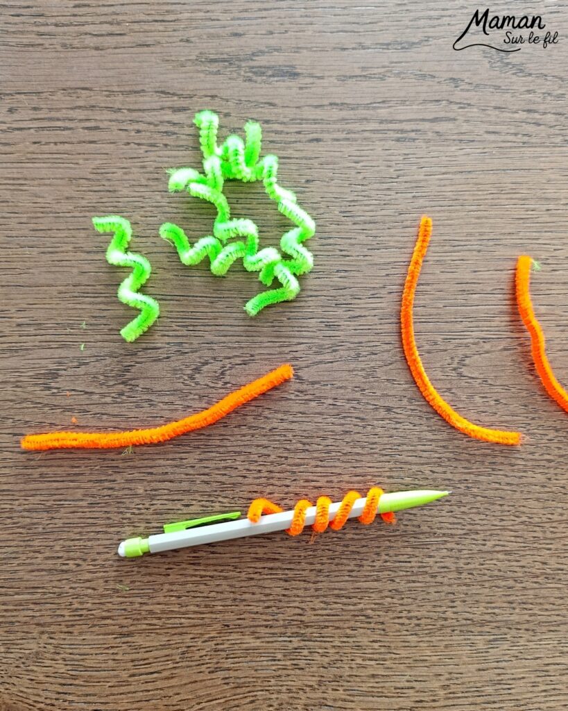 Fabriquer un clown aux cheveux avec un rouleau de PQ en carton : activité créative, récup', peinture et manuelle enfants - Recyclage, surcyclage d'un rouleau de papier toilette - Peindre une bande de papier avec peinture fluo - Pompon pour le nez - Cheveux frisés avec des fils chenille ondulé - Yeux mobiles, noeud papillon en carton - Bricolage facile, coloré et rigolo - Thème Carnaval, Mardi-Gras, cirque, anniversaire et fêtes - Bricolage et décoration sympa et facile - Arts visuels maternelle et élémentaire - Cycles 1 et 2 - Créativité - tutoriel photos - mslf