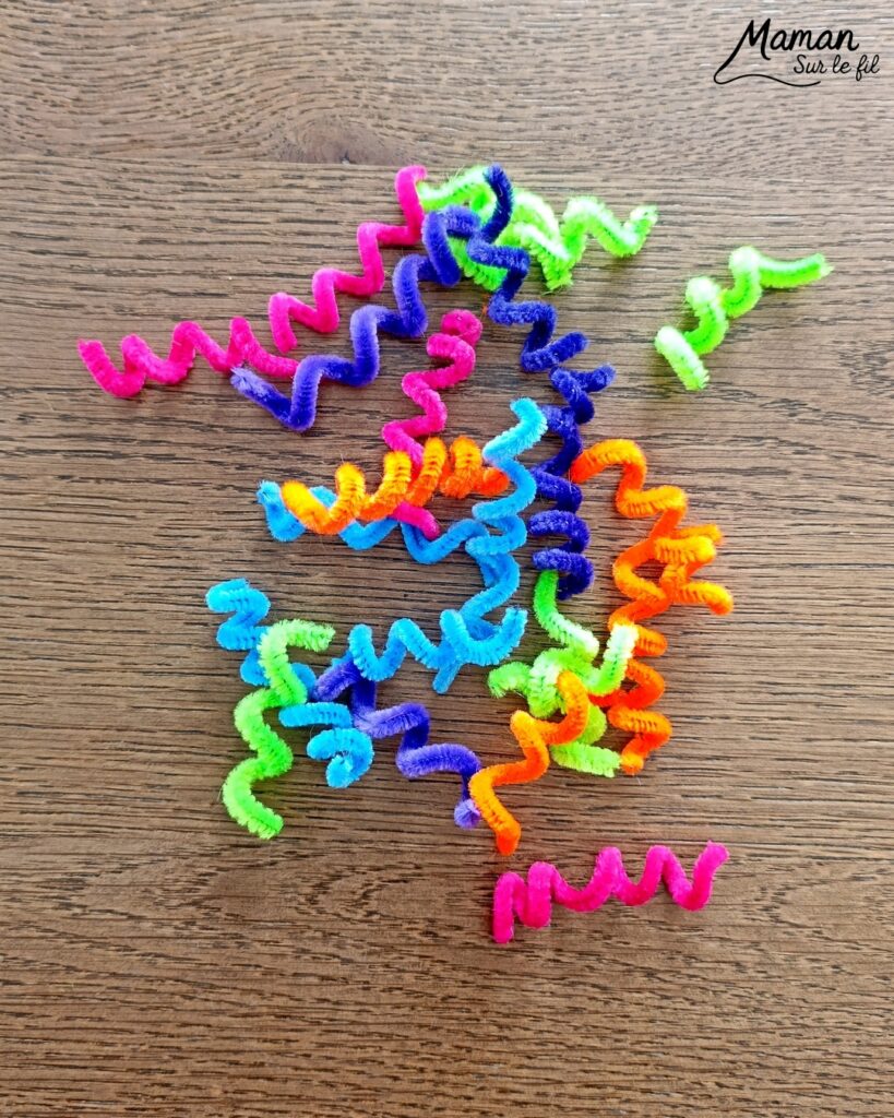 Fabriquer un clown aux cheveux avec un rouleau de PQ en carton : activité créative, récup', peinture et manuelle enfants - Recyclage, surcyclage d'un rouleau de papier toilette - Peindre une bande de papier avec peinture fluo - Pompon pour le nez - Cheveux frisés avec des fils chenille ondulé - Yeux mobiles, noeud papillon en carton - Bricolage facile, coloré et rigolo - Thème Carnaval, Mardi-Gras, cirque, anniversaire et fêtes - Bricolage et décoration sympa et facile - Arts visuels maternelle et élémentaire - Cycles 1 et 2 - Créativité - tutoriel photos - mslf