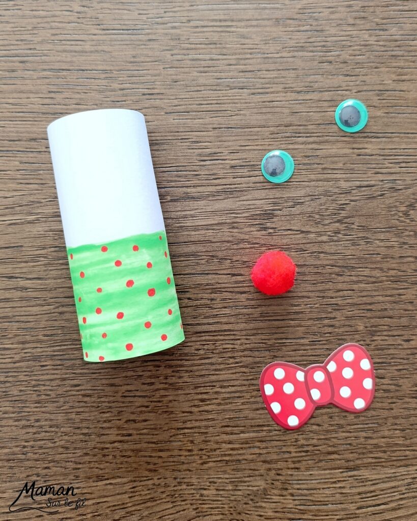 Fabriquer un clown aux cheveux avec un rouleau de PQ en carton : activité créative, récup', peinture et manuelle enfants - Recyclage, surcyclage d'un rouleau de papier toilette - Peindre une bande de papier avec peinture fluo - Pompon pour le nez - Cheveux frisés avec des fils chenille ondulé - Yeux mobiles, noeud papillon en carton - Bricolage facile, coloré et rigolo - Thème Carnaval, Mardi-Gras, cirque, anniversaire et fêtes - Bricolage et décoration sympa et facile - Arts visuels maternelle et élémentaire - Cycles 1 et 2 - Créativité - tutoriel photos - mslf