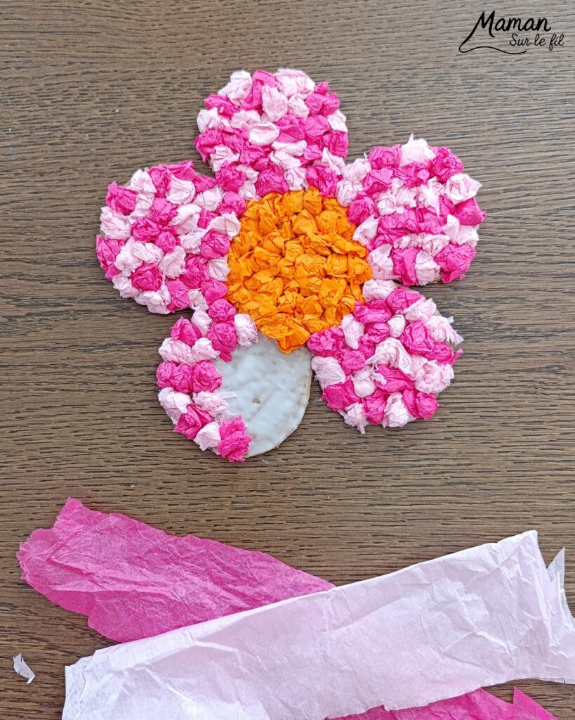 Fabriquer une fleur à offrir en carton et papier de soie : activité créative, collage, récup' et manuelle enfants - Recyclage, surcyclage de carton et de papiers de soie des colis - Boules de papier de soie froissé et collé - Tige avec branche d'arbre et message sur feuilles en papier - Colle vinylique - Cadeau DIY, fait maison à offrir - Bricolage facile et rigolo - Thème Saint Valentin, amour, amitié, coeurs, fête des mères, pères, grands-mères, grands-pères, à offrir, nature, printemps - Cadeau DIY - Bricolage et décoration sympa et facile - Arts visuels maternelle et élémentaire - Cycles 1 et 2 - Créativité - tutoriel photos et vidéo - mslf