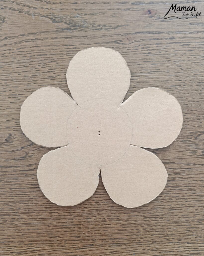Fabriquer une fleur à offrir en carton et papier de soie : activité créative, collage, récup' et manuelle enfants - Recyclage, surcyclage de carton et de papiers de soie des colis - Boules de papier de soie froissé et collé - Tige avec branche d'arbre et message sur feuilles en papier - Colle vinylique - Cadeau DIY, fait maison à offrir - Bricolage facile et rigolo - Thème Saint Valentin, amour, amitié, coeurs, fête des mères, pères, grands-mères, grands-pères, à offrir, nature, printemps - Cadeau DIY - Bricolage et décoration sympa et facile - Arts visuels maternelle et élémentaire - Cycles 1 et 2 - Créativité - tutoriel photos et vidéo - mslf