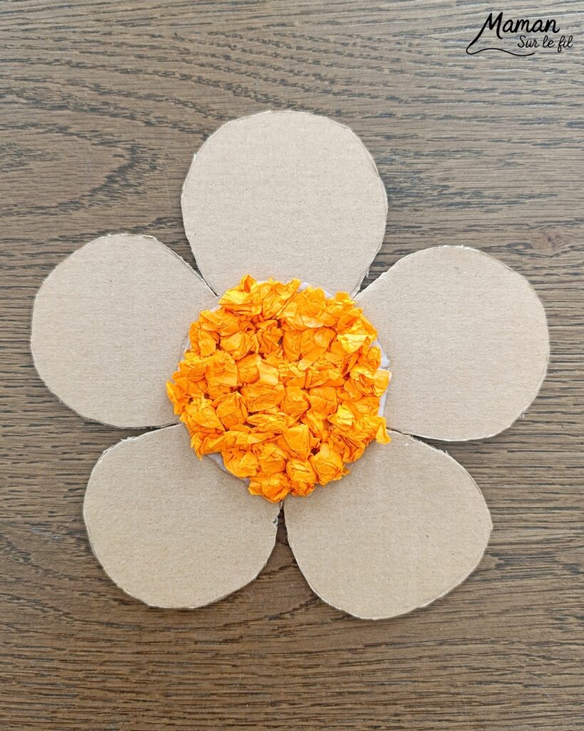 Fabriquer une fleur à offrir en carton et papier de soie : activité créative, collage, récup' et manuelle enfants - Recyclage, surcyclage de carton et de papiers de soie des colis - Boules de papier de soie froissé et collé - Tige avec branche d'arbre et message sur feuilles en papier - Colle vinylique - Cadeau DIY, fait maison à offrir - Bricolage facile et rigolo - Thème Saint Valentin, amour, amitié, coeurs, fête des mères, pères, grands-mères, grands-pères, à offrir, nature, printemps - Cadeau DIY - Bricolage et décoration sympa et facile - Arts visuels maternelle et élémentaire - Cycles 1 et 2 - Créativité - tutoriel photos et vidéo - mslf