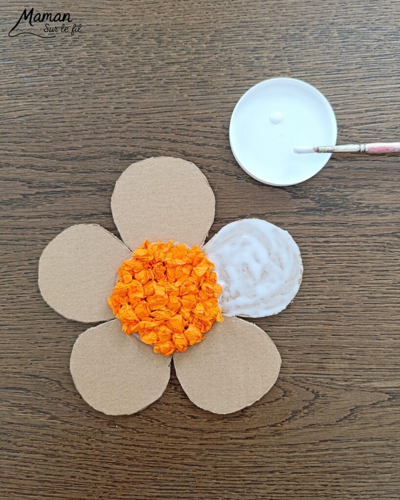 Fabriquer une fleur à offrir en carton et papier de soie : activité créative, collage, récup' et manuelle enfants - Recyclage, surcyclage de carton et de papiers de soie des colis - Boules de papier de soie froissé et collé - Tige avec branche d'arbre et message sur feuilles en papier - Colle vinylique - Cadeau DIY, fait maison à offrir - Bricolage facile et rigolo - Thème Saint Valentin, amour, amitié, coeurs, fête des mères, pères, grands-mères, grands-pères, à offrir, nature, printemps - Cadeau DIY - Bricolage et décoration sympa et facile - Arts visuels maternelle et élémentaire - Cycles 1 et 2 - Créativité - tutoriel photos et vidéo - mslf