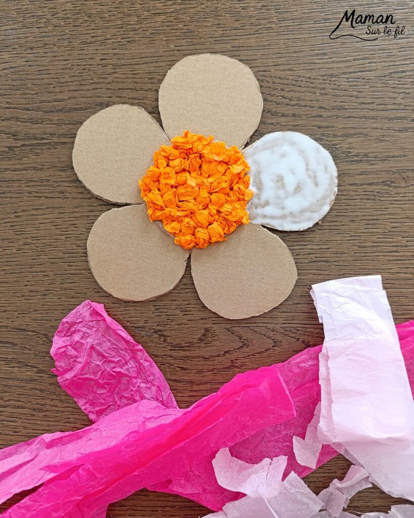 Fabriquer une fleur à offrir en carton et papier de soie : activité créative, collage, récup' et manuelle enfants - Recyclage, surcyclage de carton et de papiers de soie des colis - Boules de papier de soie froissé et collé - Tige avec branche d'arbre et message sur feuilles en papier - Colle vinylique - Cadeau DIY, fait maison à offrir - Bricolage facile et rigolo - Thème Saint Valentin, amour, amitié, coeurs, fête des mères, pères, grands-mères, grands-pères, à offrir, nature, printemps - Cadeau DIY - Bricolage et décoration sympa et facile - Arts visuels maternelle et élémentaire - Cycles 1 et 2 - Créativité - tutoriel photos et vidéo - mslf