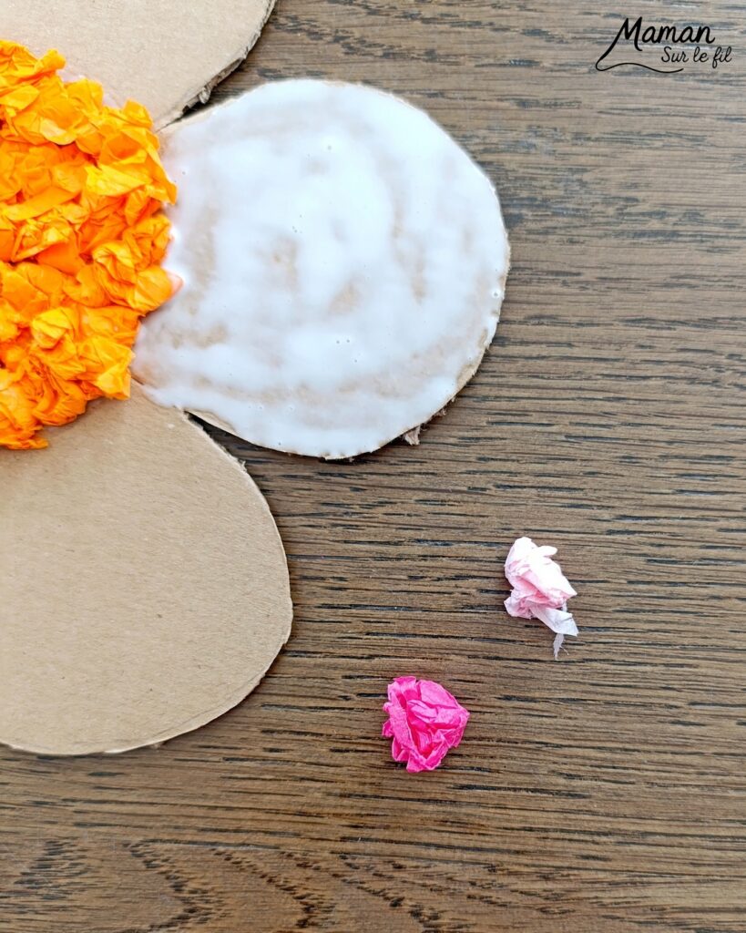 Fabriquer une fleur à offrir en carton et papier de soie : activité créative, collage, récup' et manuelle enfants - Recyclage, surcyclage de carton et de papiers de soie des colis - Boules de papier de soie froissé et collé - Tige avec branche d'arbre et message sur feuilles en papier - Colle vinylique - Cadeau DIY, fait maison à offrir - Bricolage facile et rigolo - Thème Saint Valentin, amour, amitié, coeurs, fête des mères, pères, grands-mères, grands-pères, à offrir, nature, printemps - Cadeau DIY - Bricolage et décoration sympa et facile - Arts visuels maternelle et élémentaire - Cycles 1 et 2 - Créativité - tutoriel photos et vidéo - mslf