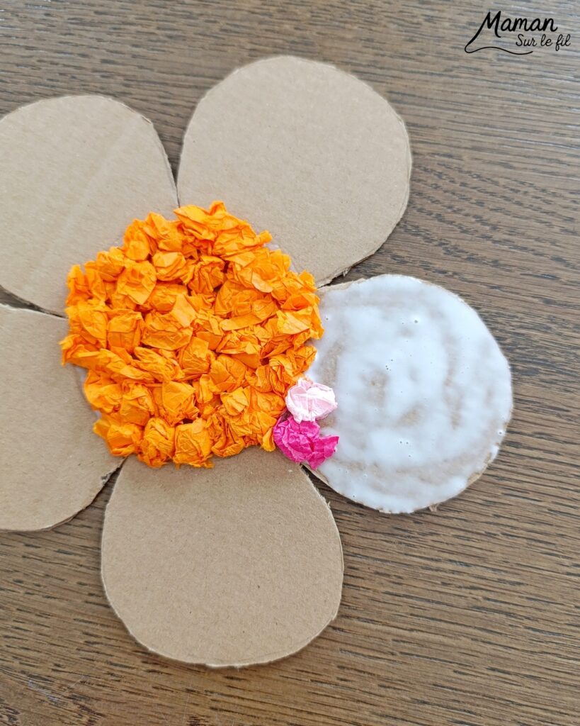 Fabriquer une fleur à offrir en carton et papier de soie : activité créative, collage, récup' et manuelle enfants - Recyclage, surcyclage de carton et de papiers de soie des colis - Boules de papier de soie froissé et collé - Tige avec branche d'arbre et message sur feuilles en papier - Colle vinylique - Cadeau DIY, fait maison à offrir - Bricolage facile et rigolo - Thème Saint Valentin, amour, amitié, coeurs, fête des mères, pères, grands-mères, grands-pères, à offrir, nature, printemps - Cadeau DIY - Bricolage et décoration sympa et facile - Arts visuels maternelle et élémentaire - Cycles 1 et 2 - Créativité - tutoriel photos et vidéo - mslf