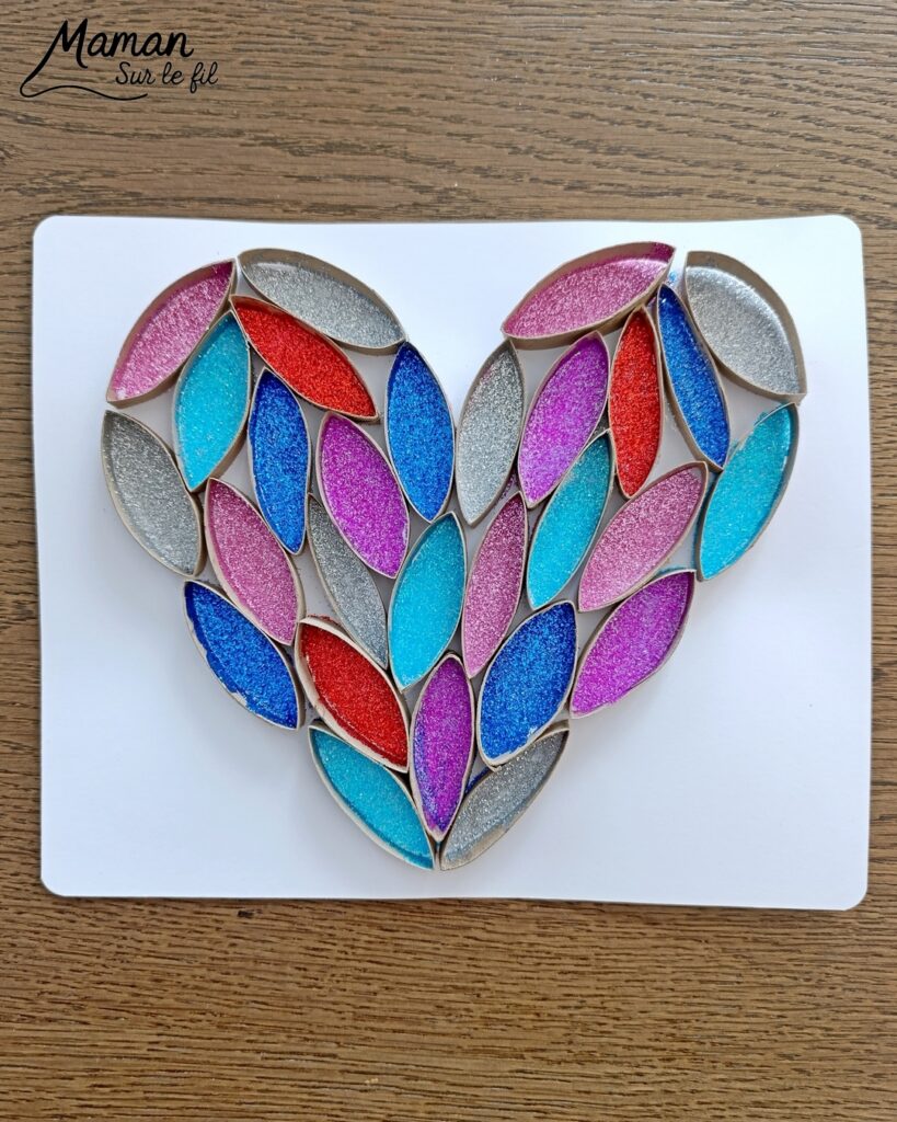 Fabriquer un grand coeur en carton et paillettes : activité créative, collage, récup' et manuelle enfants - Recyclage, surcyclage de rouleaux de papier toilettes, PQ en carton - Découpage et collage des bandes de carton en forme de coeur - Colle vinylique et paillettes pour décoration et mise en couleur - Cadeau DIY, fait maison à offrir - Bricolage facile et rigolo - Thème Saint Valentin, amour, amitié, coeurs, fête des mères, pères, grands-mères, grands-pères, à offrir - Cadeau DIY - Bricolage et décoration sympa et facile - Arts visuels maternelle et élémentaire - Cycles 1 et 2 - Créativité - tutoriel photos et vidéo - mslf