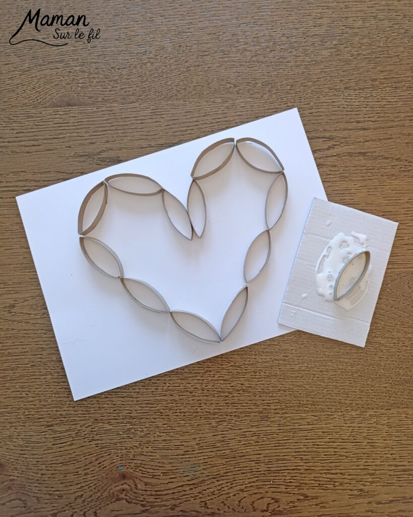 Fabriquer un grand coeur en carton et paillettes : activité créative, collage, récup' et manuelle enfants - Recyclage, surcyclage de rouleaux de papier toilettes, PQ en carton - Découpage et collage des bandes de carton en forme de coeur - Colle vinylique et paillettes pour décoration et mise en couleur - Cadeau DIY, fait maison à offrir - Bricolage facile et rigolo - Thème Saint Valentin, amour, amitié, coeurs, fête des mères, pères, grands-mères, grands-pères, à offrir - Cadeau DIY - Bricolage et décoration sympa et facile - Arts visuels maternelle et élémentaire - Cycles 1 et 2 - Créativité - tutoriel photos et vidéo - mslf