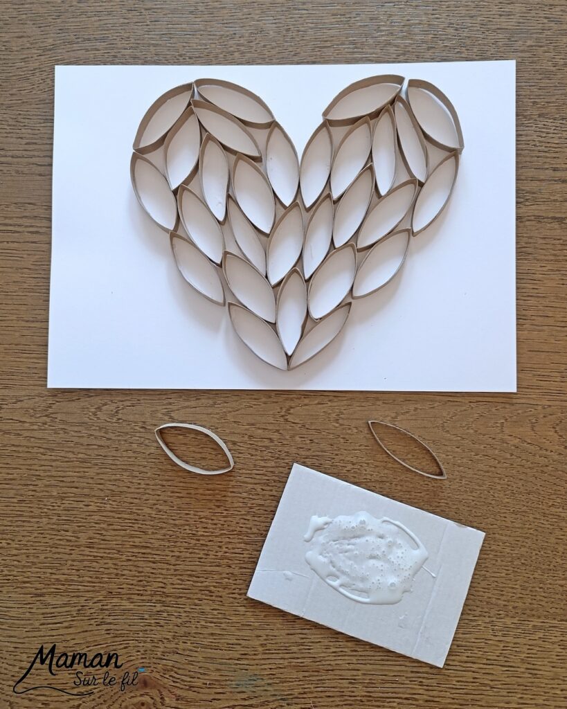 Fabriquer un grand coeur en carton et paillettes : activité créative, collage, récup' et manuelle enfants - Recyclage, surcyclage de rouleaux de papier toilettes, PQ en carton - Découpage et collage des bandes de carton en forme de coeur - Colle vinylique et paillettes pour décoration et mise en couleur - Cadeau DIY, fait maison à offrir - Bricolage facile et rigolo - Thème Saint Valentin, amour, amitié, coeurs, fête des mères, pères, grands-mères, grands-pères, à offrir - Cadeau DIY - Bricolage et décoration sympa et facile - Arts visuels maternelle et élémentaire - Cycles 1 et 2 - Créativité - tutoriel photos et vidéo - mslf