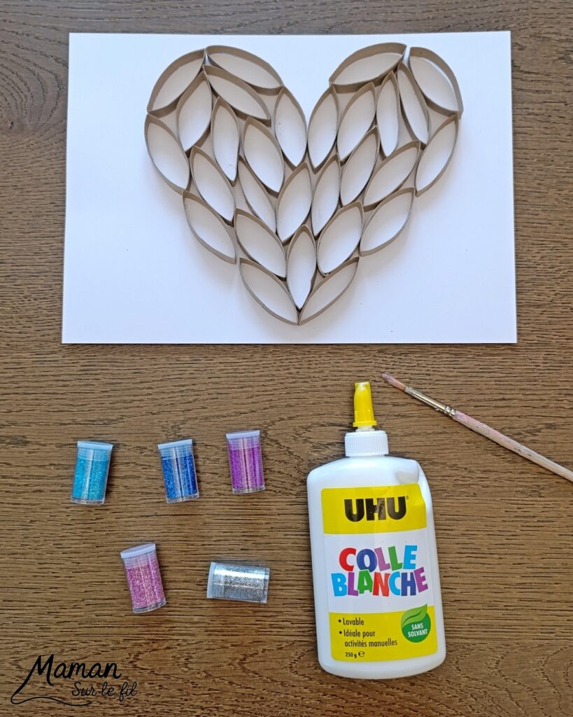 Fabriquer un grand coeur en carton et paillettes : activité créative, collage, récup' et manuelle enfants - Recyclage, surcyclage de rouleaux de papier toilettes, PQ en carton - Découpage et collage des bandes de carton en forme de coeur - Colle vinylique et paillettes pour décoration et mise en couleur - Cadeau DIY, fait maison à offrir - Bricolage facile et rigolo - Thème Saint Valentin, amour, amitié, coeurs, fête des mères, pères, grands-mères, grands-pères, à offrir - Cadeau DIY - Bricolage et décoration sympa et facile - Arts visuels maternelle et élémentaire - Cycles 1 et 2 - Créativité - tutoriel photos et vidéo - mslf