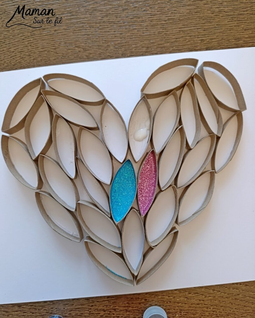 Fabriquer un grand coeur en carton et paillettes : activité créative, collage, récup' et manuelle enfants - Recyclage, surcyclage de rouleaux de papier toilettes, PQ en carton - Découpage et collage des bandes de carton en forme de coeur - Colle vinylique et paillettes pour décoration et mise en couleur - Cadeau DIY, fait maison à offrir - Bricolage facile et rigolo - Thème Saint Valentin, amour, amitié, coeurs, fête des mères, pères, grands-mères, grands-pères, à offrir - Cadeau DIY - Bricolage et décoration sympa et facile - Arts visuels maternelle et élémentaire - Cycles 1 et 2 - Créativité - tutoriel photos et vidéo - mslf