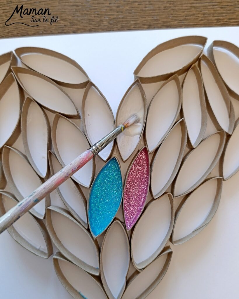 Fabriquer un grand coeur en carton et paillettes : activité créative, collage, récup' et manuelle enfants - Recyclage, surcyclage de rouleaux de papier toilettes, PQ en carton - Découpage et collage des bandes de carton en forme de coeur - Colle vinylique et paillettes pour décoration et mise en couleur - Cadeau DIY, fait maison à offrir - Bricolage facile et rigolo - Thème Saint Valentin, amour, amitié, coeurs, fête des mères, pères, grands-mères, grands-pères, à offrir - Cadeau DIY - Bricolage et décoration sympa et facile - Arts visuels maternelle et élémentaire - Cycles 1 et 2 - Créativité - tutoriel photos et vidéo - mslf