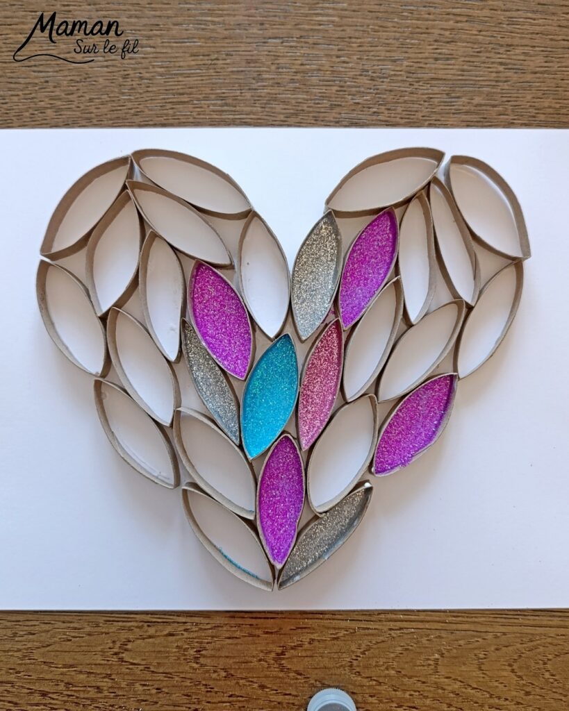 Fabriquer un grand coeur en carton et paillettes : activité créative, collage, récup' et manuelle enfants - Recyclage, surcyclage de rouleaux de papier toilettes, PQ en carton - Découpage et collage des bandes de carton en forme de coeur - Colle vinylique et paillettes pour décoration et mise en couleur - Cadeau DIY, fait maison à offrir - Bricolage facile et rigolo - Thème Saint Valentin, amour, amitié, coeurs, fête des mères, pères, grands-mères, grands-pères, à offrir - Cadeau DIY - Bricolage et décoration sympa et facile - Arts visuels maternelle et élémentaire - Cycles 1 et 2 - Créativité - tutoriel photos et vidéo - mslf