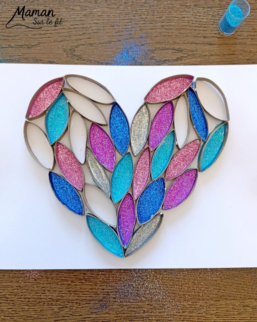Fabriquer un grand coeur en carton et paillettes : activité créative, collage, récup' et manuelle enfants - Recyclage, surcyclage de rouleaux de papier toilettes, PQ en carton - Découpage et collage des bandes de carton en forme de coeur - Colle vinylique et paillettes pour décoration et mise en couleur - Cadeau DIY, fait maison à offrir - Bricolage facile et rigolo - Thème Saint Valentin, amour, amitié, coeurs, fête des mères, pères, grands-mères, grands-pères, à offrir - Cadeau DIY - Bricolage et décoration sympa et facile - Arts visuels maternelle et élémentaire - Cycles 1 et 2 - Créativité - tutoriel photos et vidéo - mslf