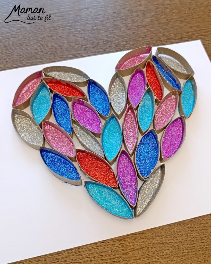 Fabriquer un grand coeur en carton et paillettes : activité créative, collage, récup' et manuelle enfants - Recyclage, surcyclage de rouleaux de papier toilettes, PQ en carton - Découpage et collage des bandes de carton en forme de coeur - Colle vinylique et paillettes pour décoration et mise en couleur - Cadeau DIY, fait maison à offrir - Bricolage facile et rigolo - Thème Saint Valentin, amour, amitié, coeurs, fête des mères, pères, grands-mères, grands-pères, à offrir - Cadeau DIY - Bricolage et décoration sympa et facile - Arts visuels maternelle et élémentaire - Cycles 1 et 2 - Créativité - tutoriel photos et vidéo - mslf