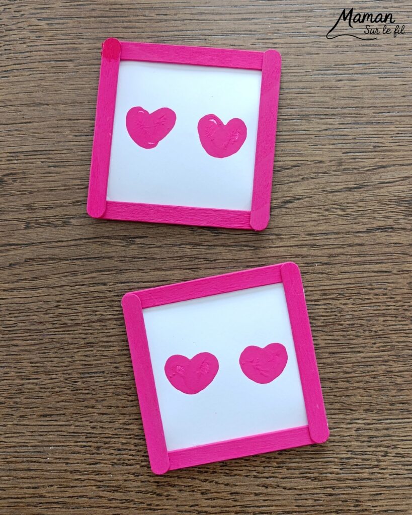 Créer des petits cadres en récup' avec un couple Coeur : activité créative, peinture, récup' et manuelle enfants - Recyclage, surcyclage de bâtonnets de glace en bois - Peinture au doigts pour le couple Coeurs et petits dessins au feutre fin noir - Tableau DIY Fait maison à offrir - Cadeau - Bricolage facile et rigolo - Thème Saint Valentin, amour, amitié, coeurs, fête des mères, pères, grands-mères, grands-pères, à offrir - Cadeau DIY - Bricolage et décoration sympa et facile - Arts visuels maternelle et élémentaire - Cycles 1 et 2 - Créativité - tutoriel photos - mslf