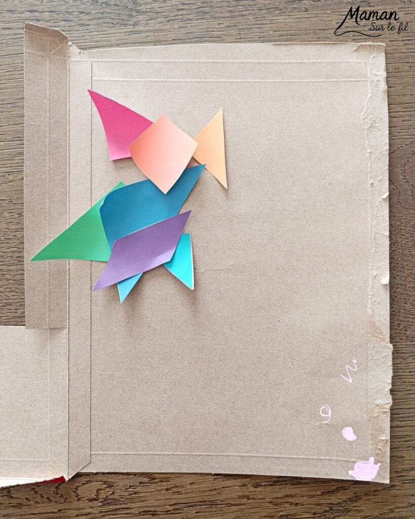 Créer un morse en origami sur fond au papier crépon : activité créative, récup' et manuelle enfants - Fond réalisé avec technique de peinture ludique : papier crépon découpé et eau - Recyclage, surcyclage de carton pour le morse en tangram - Géométrie, reproduction de modèles, dessin - Découpage, collage - - Bricolage facile et rigolo - Thème animaux du froid, de la banquise, neige, pôles, hiver - Bricolage et décoration sympa et facile - Arts visuels maternelle et élémentaire - Cycles 1 et 2 - Créativité - tutoriel photos - mslf