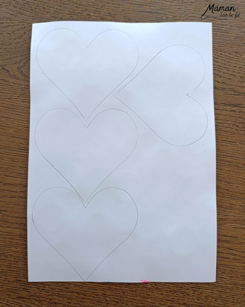 Peindre des cartes Coeurs Pop Art à l'essoreuse : activité créative, peinture et manuelle enfants - Différentes techniques de peinture ludique : à l'essoreuse à salade pour un fond coloré et moderne - Au tampon, au bouchon et au coton-tige pour les coeurs - Cadre noir pour faire ressortir le coeur - Découpage, collage - - Bricolage facile et rigolo - Thème Saint Valentin, amour, amitié, coeurs, fête des mères, pères, grands-mères, grands-pères, à offrir - Cadeau DIY - Bricolage et décoration sympa et facile - Arts visuels maternelle et élémentaire - Cycles 1 et 2 - Créativité - tutoriel photos - mslf