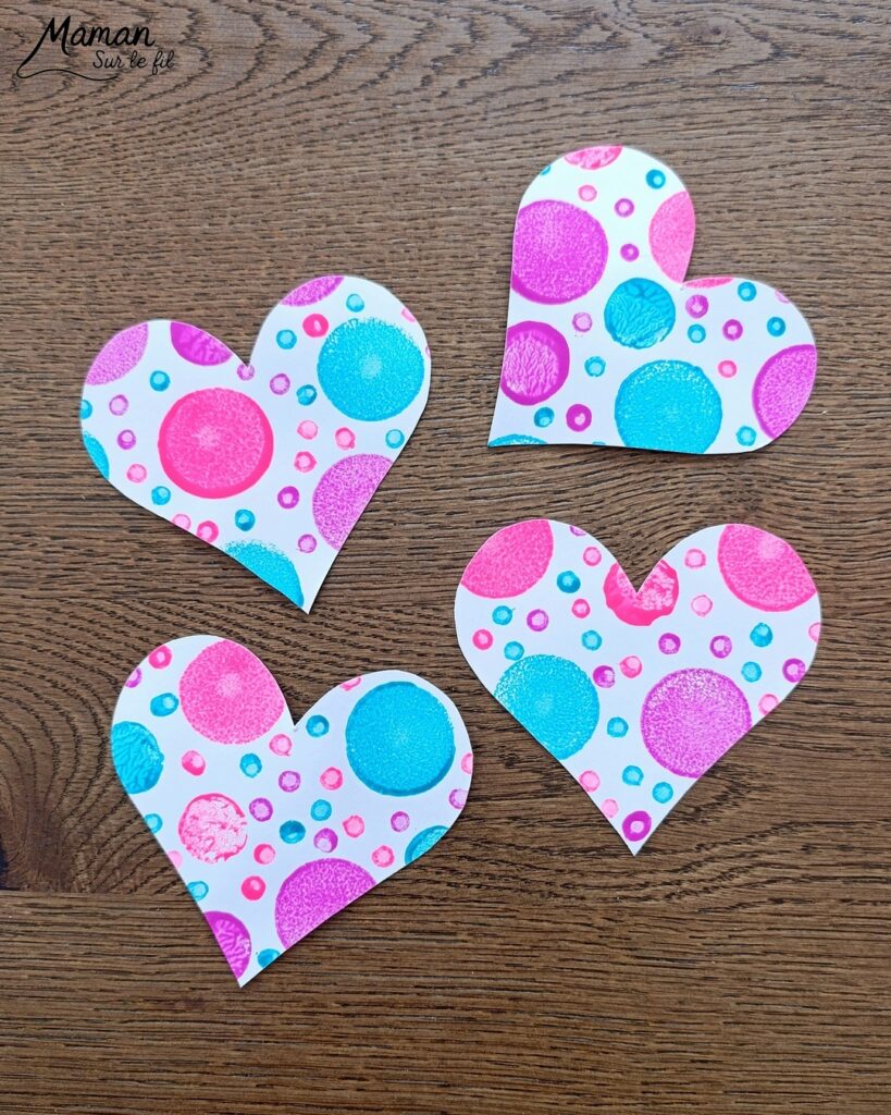 Peindre des cartes Coeurs Pop Art à l'essoreuse : activité créative, peinture et manuelle enfants - Différentes techniques de peinture ludique : à l'essoreuse à salade pour un fond coloré et moderne - Au tampon, au bouchon et au coton-tige pour les coeurs - Cadre noir pour faire ressortir le coeur - Découpage, collage - - Bricolage facile et rigolo - Thème Saint Valentin, amour, amitié, coeurs, fête des mères, pères, grands-mères, grands-pères, à offrir - Cadeau DIY - Bricolage et décoration sympa et facile - Arts visuels maternelle et élémentaire - Cycles 1 et 2 - Créativité - tutoriel photos - mslf