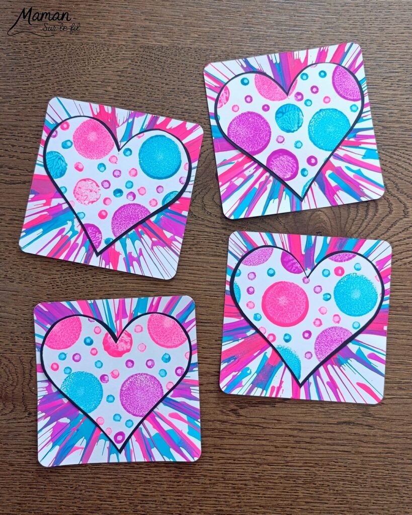 Peindre des cartes Coeurs Pop Art à l'essoreuse : activité créative, peinture et manuelle enfants - Différentes techniques de peinture ludique : à l'essoreuse à salade pour un fond coloré et moderne - Au tampon, au bouchon et au coton-tige pour les coeurs - Cadre noir pour faire ressortir le coeur - Découpage, collage - - Bricolage facile et rigolo - Thème Saint Valentin, amour, amitié, coeurs, fête des mères, pères, grands-mères, grands-pères, à offrir - Cadeau DIY - Bricolage et décoration sympa et facile - Arts visuels maternelle et élémentaire - Cycles 1 et 2 - Créativité - tutoriel photos - mslf
