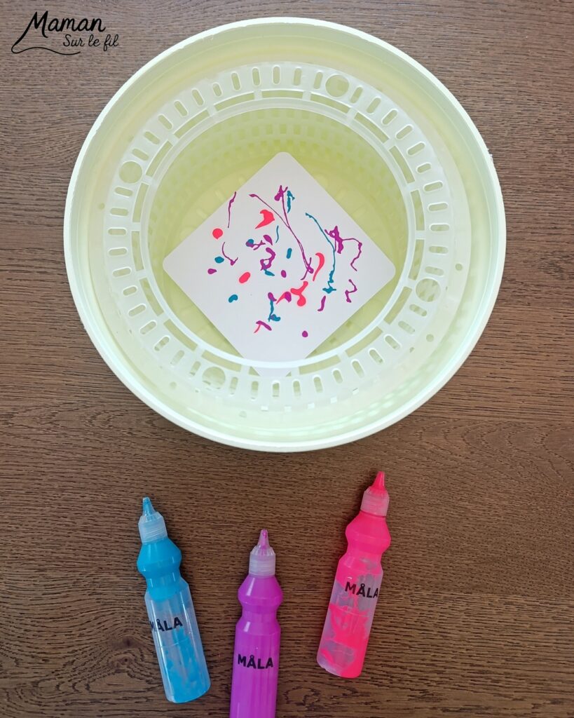 Peindre des cartes Coeurs Pop Art à l'essoreuse : activité créative, peinture et manuelle enfants - Différentes techniques de peinture ludique : à l'essoreuse à salade pour un fond coloré et moderne - Au tampon, au bouchon et au coton-tige pour les coeurs - Cadre noir pour faire ressortir le coeur - Découpage, collage - - Bricolage facile et rigolo - Thème Saint Valentin, amour, amitié, coeurs, fête des mères, pères, grands-mères, grands-pères, à offrir - Cadeau DIY - Bricolage et décoration sympa et facile - Arts visuels maternelle et élémentaire - Cycles 1 et 2 - Créativité - tutoriel photos - mslf